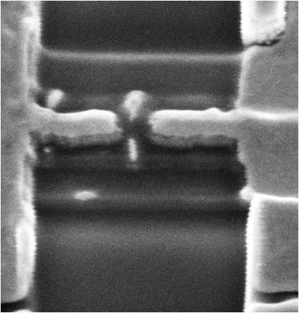 Hertz dipole enhanced photodetector